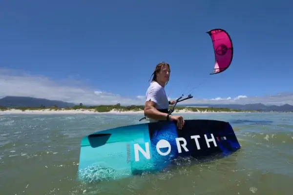 ⁦North Trace 2025 – בורד TwinTip מקצועי ל-Lightwind / Freeride⁩ – תמונה ⁦6⁩